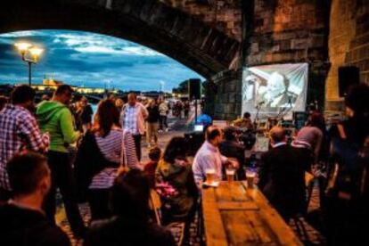 Terraza del bar Bajkazyl, a orillas del río Moldava, en Praga.