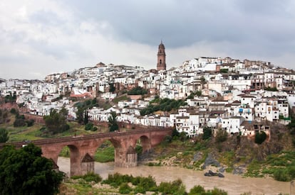 Situado sobre un meandro del Guadalquivir, sus características casas blancas escalan el cerro ordenadas en calles radiales que desembocan en la plaza de España, a la que se asoma la iglesia de San Bartolomé. El puente sobre el río, la Casa de las Tercias o la Torre de Villaverde son otros alicientes de Montoro (Córdoba).