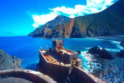 El Castillo del Mar, antiguo almacén de un embarcadero de plátanos y tomates cerca de Vallehermoso, fue convertido en bar y centro cultural en 2003.