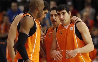 Joseph, Mainoldi, Sergio S&aacute;nchez y Sa&uacute;l Blanco hablan sobre la pista durante un partido de la presente temporada de la Liga Endesa