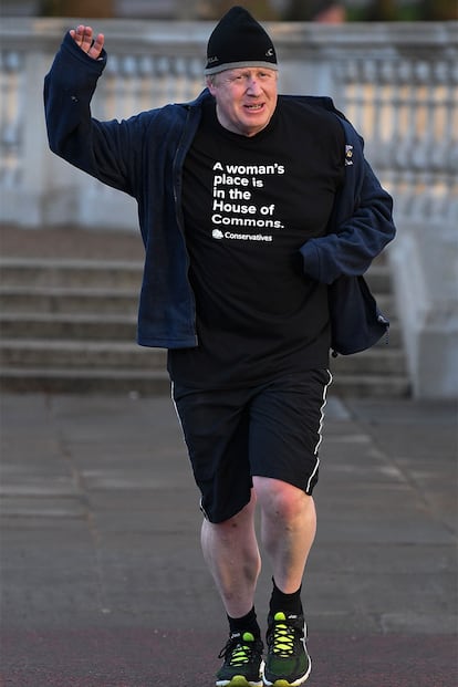 "El lugar de la mujer está en la Cámara de los Comunes" es el mensaje que puede leerse en esta camiseta que hace unos meses, en marzo de 2018, utilizó para salir a correr. Justo en esa época empezó a relacionársele con su actual pareja, Carrie Symonds, a la que la prensa define como "ecologista, feminista y admiradora de Michelle Obama".