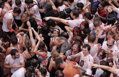 Una multitud se lanza tomates durante la celebración de la Tomatina.