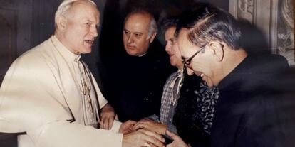Miguel Pajares, a la derecha, saluda a Juan Pablo II.