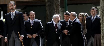 El alcalde de Alcalá, Javier Bello Nieto, a la derecha del Príncipe Felipe, en la entrega del premio Cervantes a José Manuel Caballero Bonald.
