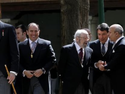 El alcalde de Alcal&aacute;, Javier Bello Nieto, a la derecha del Pr&iacute;ncipe Felipe, en la entrega del premio Cervantes a Jos&eacute; Manuel Caballero Bonald.