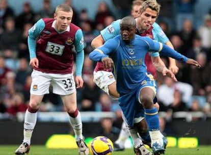 Diarra conduce el balón durante un partido con el Portsmouth frente al West Ham.