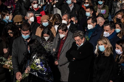 El poeta y marido de Almudena Grandes, Luis García Montero (camisa roja), asiste, junto a sus hijos, al entierro de la escritora. A la derecha, en primera línea, la vicepresidenta segunda y ministra de Trabajo, Yolanda Díaz; la ministra de Igualdad, Irene Montero; y, detrás de ellas, el presidente del Gobierno, Pedro Sánchez.