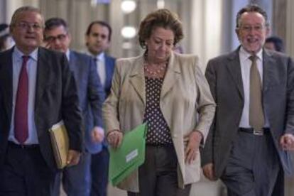 La alcaldesa de Valencia, Rita Barberá, flanqueada por varios de sus concejales se dirige a la rueda de prensa que ha ofrecido este mediodía para presentar el proyecto de presupuestos de la ciudad para 2014.