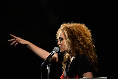 A cantora A&iacute;la, em show no festival Se Rasgum.