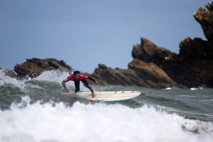 El surfista francés Edouard Delpero monta una ola en Biarritz, en el sudoeste de Francia, durante el Campeonato Mundial de Surf Longboard ISA.