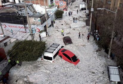 Vista dos danos causados pela tempestade de granizo em uma rua em Guadalajara (México).