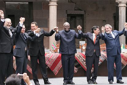 Presidentes de pases latinoamericanos, en la cumbre de Cusco (Per, 2004).