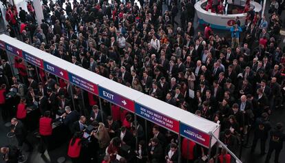 Congressistes entren al recinte de la fira del Mobile World Congress. 