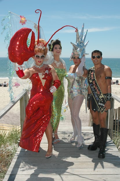 Coco Love, Reigning Queen, Lola Galore y Rob Ferri en una fiesta celebrada el 4 de julio de 2010, día de la independencia de EE UU, en Fire Island, Nueva York,