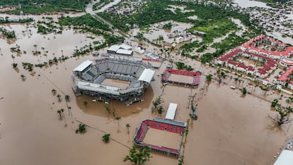 Fotografía aérea de la zona afectada por el paso del Huracán 'John', en Acapulco, Guerrero.