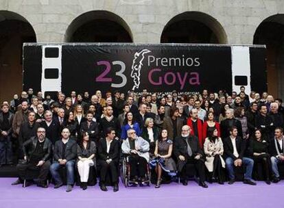 Nominados en la 23 edición de los Premios Goya posan para una foto en la sede de la Comunidad de Madrid.