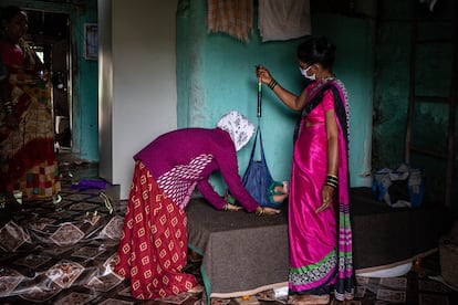 Neeta Kashid pesando a un bebé como parte de sus tareas rutinarias en el pueblo de Mhasave, perteneciente al distrito de Kolhapur, en Maharashtra, un Estado occidental de la India. El programa ASSA tiene sus raíces en un programa de 2002 que se inició en Chhattisgarh, uno de los Estados más pobres, y se adoptó en todo el país en 2005. El objetivo era atajar la mortalidad infantil.