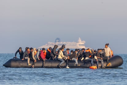 Migrantes parte de Gravelinas, en la costa de Francia, rumbo Reino Unido