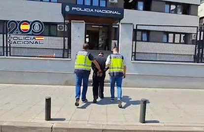 Uno de los detenidos es introducido en la comisaría de Parla.