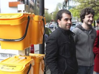 El alcalde de Astigarraga, Andoni Gartzia, junto al diputado de Medio Ambiente, Iñaki Errazkin, a la derecha.