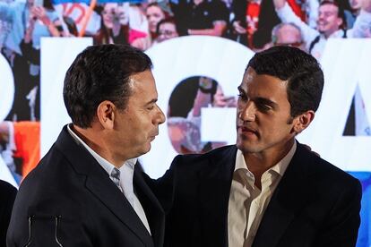 El primer ministro portugués, Luís Montenegro, con Sebastião Bugalho, cabeza de lista de Alianza Democrática, este domingo en Lisboa. 
