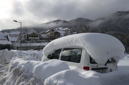 Varios coches sepultados por la nevada en Isaba, Navarra.