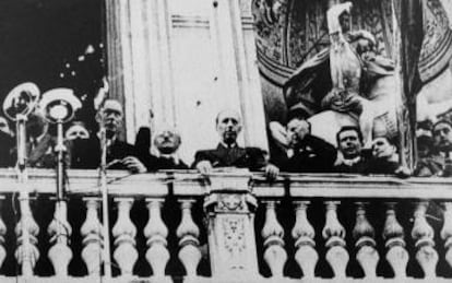 L’origen de tot: Lluís Companys, al balcó de la Generalitat proclamant l’Estat Català, el 1934.