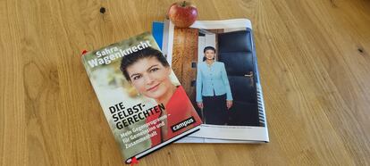 El libro de Sahra Wagenknecht 'Los bienpensantes', junto a una foto de la líder del partido en una revista.