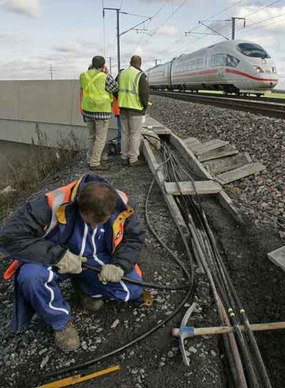 Un operario repara el cableado de la red de trenes de alta velocidad en Varreddes, al este de París.