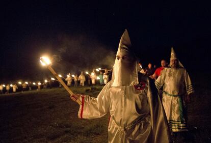 Miembros del Ku Klux Klan participan en la quema de cruces después de una concentración de 'orgullo blanco' en el condado rural de Paulding cerca de Cedartown, Georgia, EEUU.