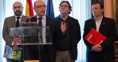 El ministro de Hacienda, Cristóbal Montoro, la primavera pasada con el presidente de CSIF, Miguel Borra, el representante de UGT, Julio Lacuerda, y el de CC OO, Javier Jiménez.