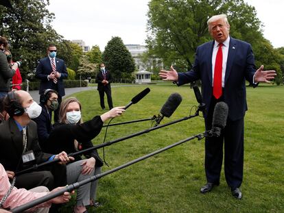 Donald Trump responde a la prensa en el jardín de la Casa Blanca, el jueves.