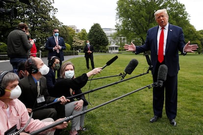 Donald Trump responde a la prensa en el jardín de la Casa Blanca, el jueves.