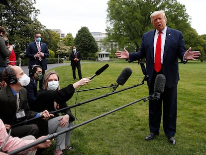 Donald Trump responde a la prensa en el jardín de la Casa Blanca, el jueves.