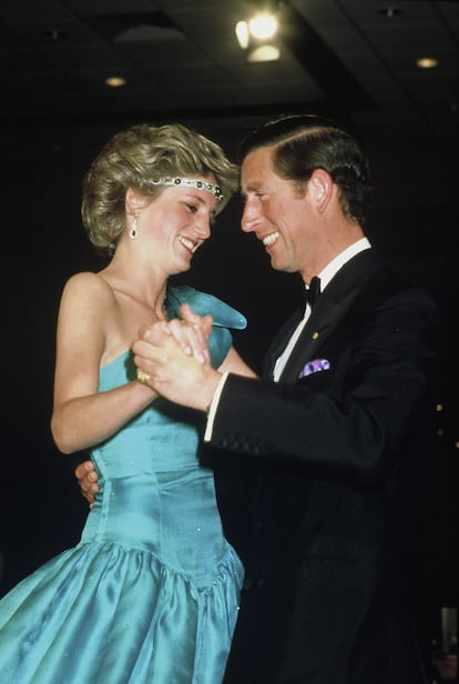 El príncipe Carlos y la princesa Diana, con la diadema de esmeraldas de la reina María, bailan juntos durante una cena de gala en el Southern Cross Hotel, el 31 de octubre de 1985 en Melbourne (Australia).
