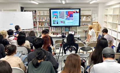 Un grupo de personas atienden una charla sobre feminismo en China en el Foro de las Humanidades de Tokio, el pasado 27 de octubre.