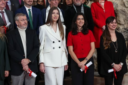 La infanta Sofía junto a los premiados en el concurso de fotografía que lleva su nombre, convocado por Patrimonio Nacional, este viernes en la Galería de las Colecciones Reales, en Madrid. 
