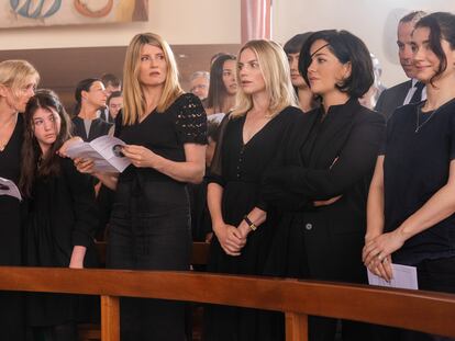 Desde la izquierda, Anne-Marie Duff, Saise Quinn, Sharon Horgan, Eva Birthistle, Sarah Greene y Eve Hewson, en 'Hermanas hasta la muerte'.