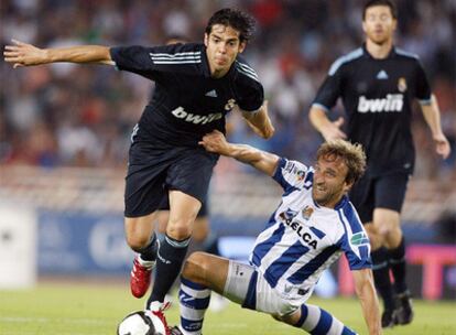 Kaká conduce el balón frente a la oposción de Diego Rivas y observado por Xabi Alonso.