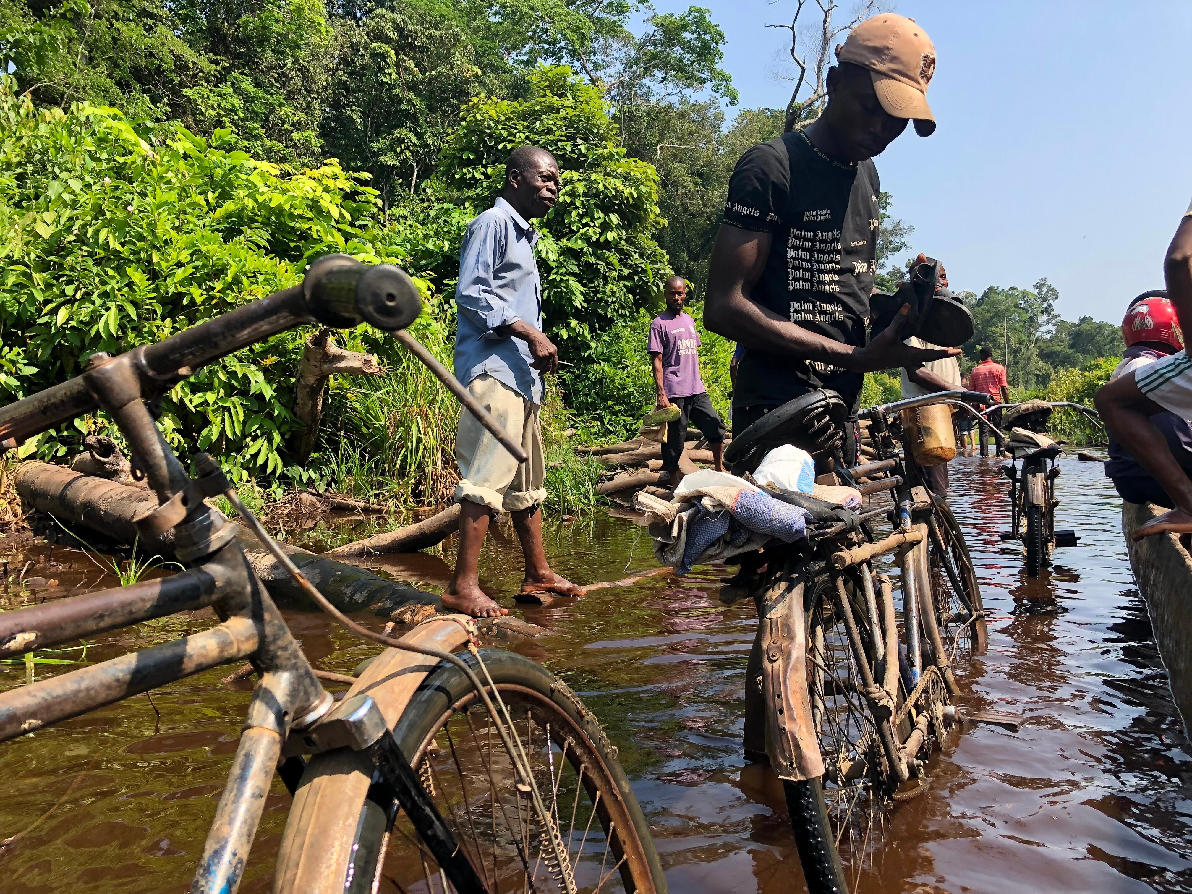 El río Mokeke en la zona de Yaliwasa, al noreste de la RDC. Las comunidades locales, que se sienten defraudadas por Fodeco, exigen que la empresa maderera construya un puente para compensarlas por la explotación de su bosque ancestral. Dicen que cuando las piraguas sobrecargadas vuelcan, la gente se ahoga.