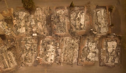 Uma semana após o início dos dois gigantes focos de incêndio que seguem ativos no norte e sul da Califórnia, os bombeiros conseguiram avançar em meio ao fogo e encontraram 66 corpos, e há ainda ao menos 1.000 desaparecidos. Na imagem, casas queimadas nas redondezas da cidade californiana de Paradise, no último dia 15.