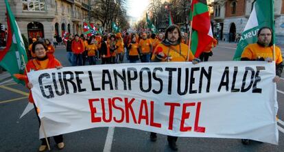 Un momento de la manifestación de trabajadores de Euskaltel que ha recorrido el centro de Bilbao.