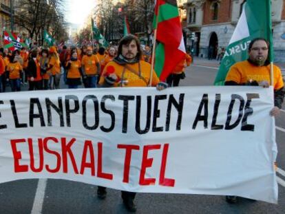 Un momento de la manifestación de trabajadores de Euskaltel que ha recorrido el centro de Bilbao.
