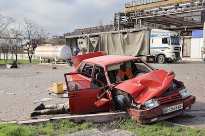 El cuerpo de un civil yacía junto a un coche el sábado cerca de la planta metalúrgica Illich Iron & Steel Works, la segunda empresa metalúrgica más grande de Ucrania, en Mariupol, en el sudeste del país.