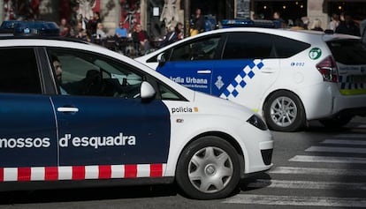 Una patrulla de los Mossos d'Esquadra en el barrio del Raval de Barcelona.