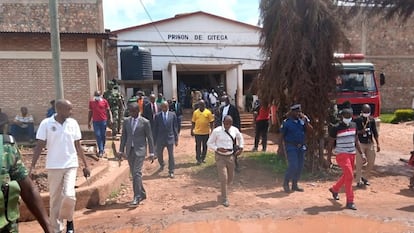 Exterior de la prisión de Gitega (Burundi), este martes tras el incendio.