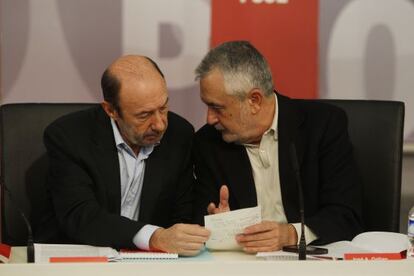 Alfredo Pérez Rubalcaba, a la izquierda, habla con José Antonio Griñán durante el Consejo Territorial del PSOE.