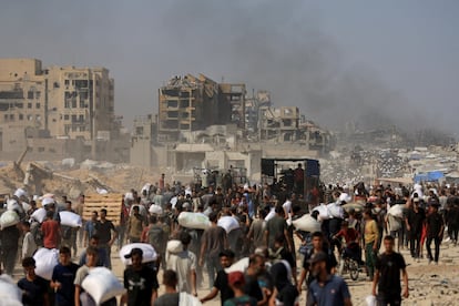 Palestinos transportan suministros de ayuda en el norte de la Franja de Gaza, el 27 de julio de 2025.