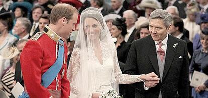 Los novios, el príncipe Guillermo y Caterina Middleton, junto al padrino en el altar