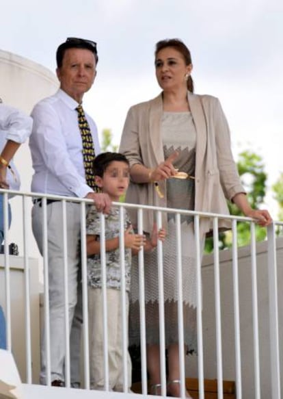 Jose Ortega Cano y Ana Maria Aldon y su hijo Jose Maria, en el Hipódromo de la Zarzuela de Madrid, el pasado julio. 